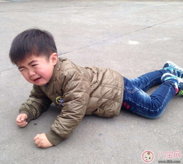 寶寶摔下來心疼的想哭 孩子摔了之后別急著進入誤區