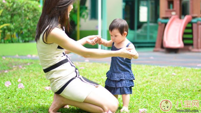 孩子過早走路危害大 什么時候教孩子走路好