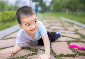 摔倒的孩子扶不扶 這么做比你馬上抱起來有效得多
