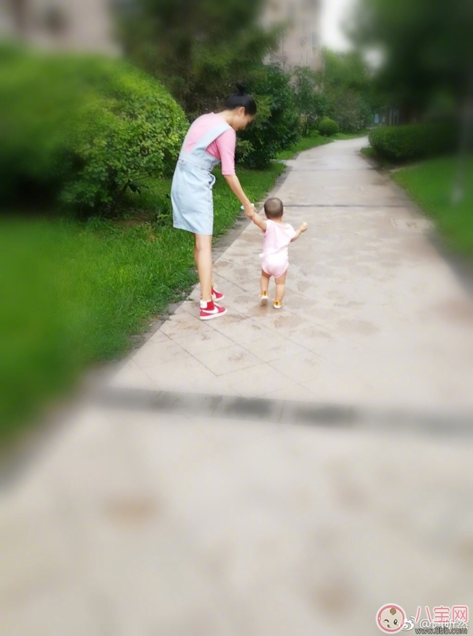陶昕然的女兒已經會走路了 別人家寶寶會走路早自己的晚正常嗎