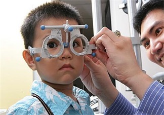 孩子瞇瞇眼居然是弱視 從哪些情況可以發現孩子不對勁