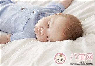 寶寶睡在床上的位置 如何保證寶寶安全