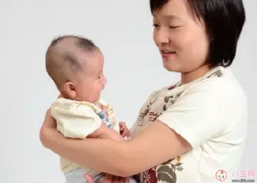 陳曉抱娃姿勢專業 什么樣的抱娃姿勢寶寶最舒服