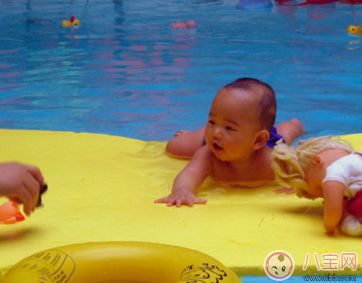 1歲寶寶練習游泳教程 1歲寶寶怎么學游泳