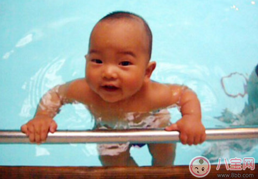 1歲寶寶練習游泳教程 1歲寶寶怎么學游泳