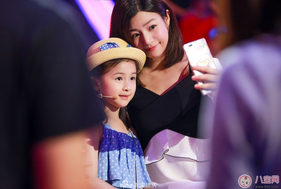 孩子什么時候睡覺好 賈靜雯帶咘咘參加晚宴她累到睡著