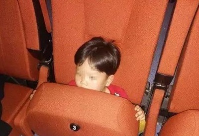 危險！電影院座椅會“吃”小孩 家長應抱著孩子觀影