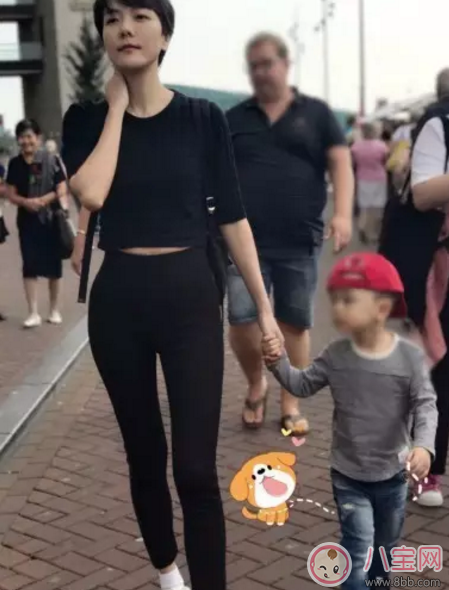 汪涵愛妻楊樂樂牽3歲小沐沐出行 國慶節出行小心孩子安全隱患
