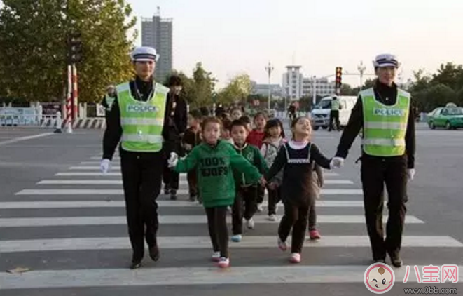 汪涵愛妻楊樂樂牽3歲小沐沐出行 國慶節出行小心孩子安全隱患