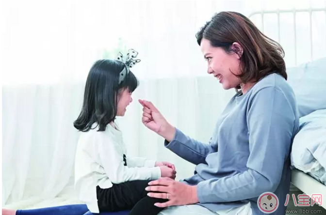 汪涵愛妻楊樂樂牽3歲小沐沐出行 國慶節出行小心孩子安全隱患