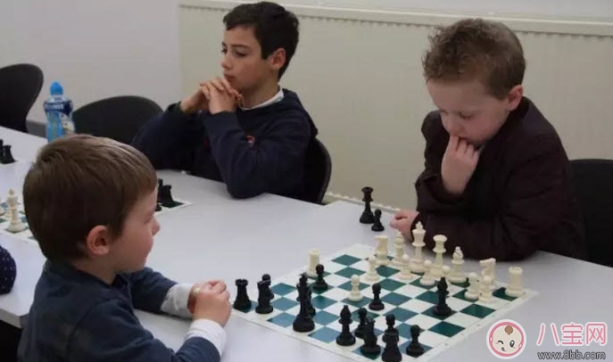 孩子學下棋的最佳年齡 孩子學象棋圍棋國際象棋哪種好
