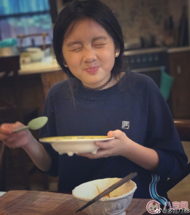 黃多多吃飯超享受 網友卻只關注她帶耳釘和choker