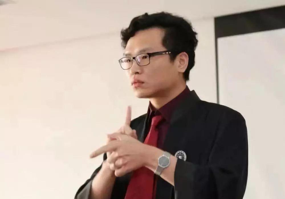 有一群小孩的僵尸電影叫什么名字叫什么意思_僵尸群中的_主角是一群小孩的僵尸電影