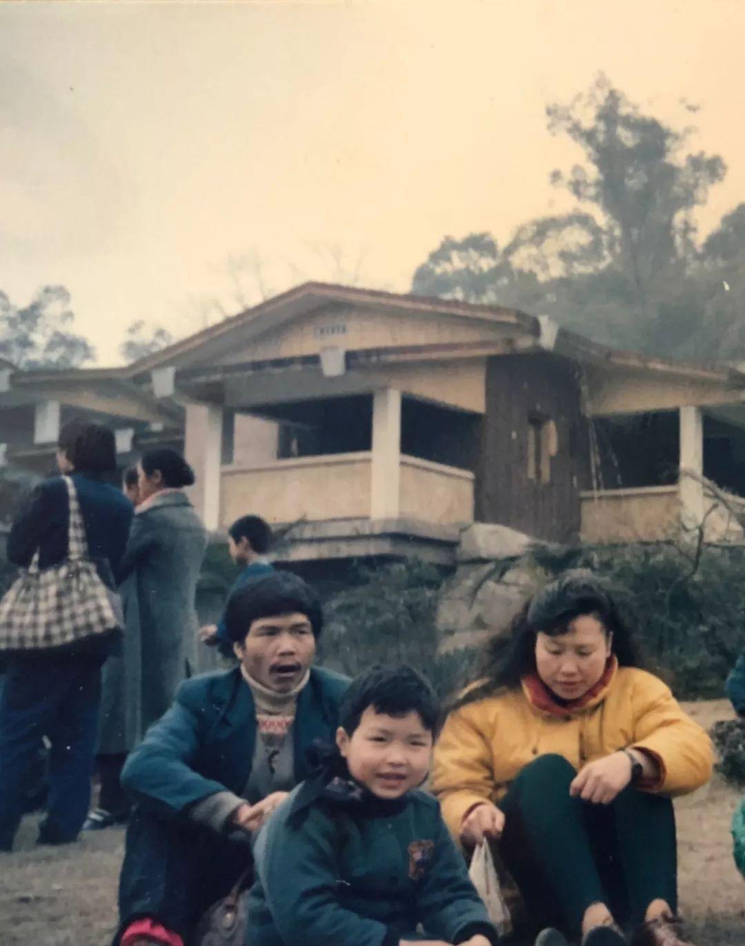 僵尸群中的_有一群小孩的僵尸電影叫什么名字叫什么意思_主角是一群小孩的僵尸電影